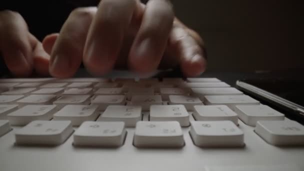 Närbild skriva på tangentbordet med mansfingrar. Makro mjuk fokus dolly skott. — Stockvideo