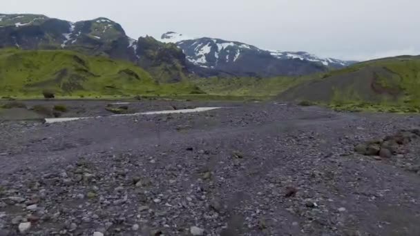 Thorsmork 'un İzlanda' nın dağlık kesimindeki insansız hava aracı manzarası.. — Stok video
