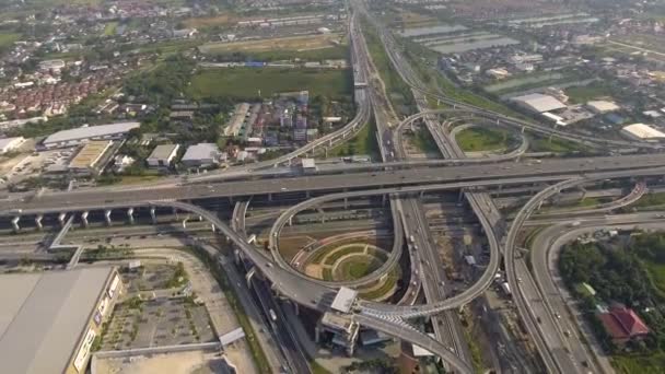 Flygfoto över Highway Road Interchange med upptagen stadstrafik fortkörning på väg — Stockvideo