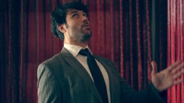 Adam robot gibi dans ediyor.