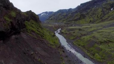 Thorsmork 'un İzlanda' nın dağlık kesimindeki insansız hava aracı manzarası..