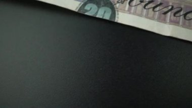 50 İngiliz Pound kağıt banknot yakın çekim makro görüş dolly çekim.