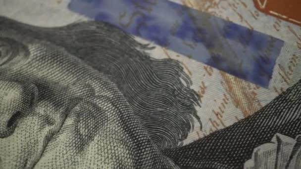 Nota de papel de cem dólares americana em close-up macro vista dolly shot. — Vídeo de Stock