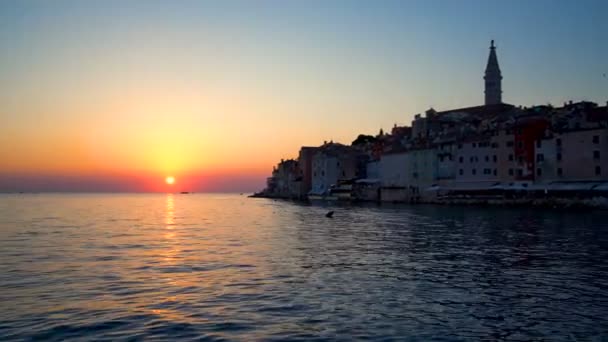 Pôr do sol em Rovinj, Croácia em vista panorâmica — Vídeo de Stock