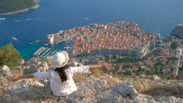 Donna turista guardando Città di Dubrovnik Croazia — Video Stock