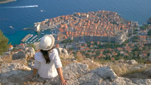 Mujer turista mirando la ciudad de Dubrovnik Croacia — Vídeo de stock