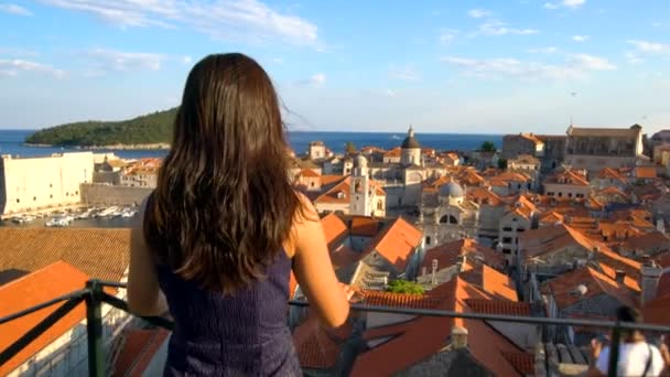 クロアチア・ドゥブロヴニク旧市街の壁を歩く女 — ストック動画