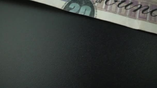 Vijftig Britse pond papier bankbiljet in close-up macro view dolly shot. — Stockvideo