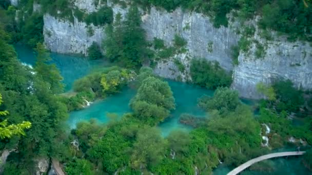 Boardwalk op de watervallen, Plitvice Meren, Kroatië — Stockvideo