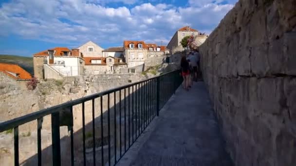 People Walk on Wall of Dubrovnik Old Town, Chorvatsko — Stock video