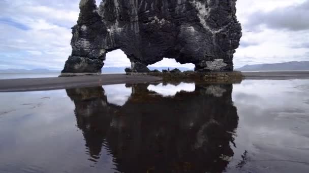 Hvitserkur - ο μοναδικός βράχος βασάλτη στην Ισλανδία. — Αρχείο Βίντεο
