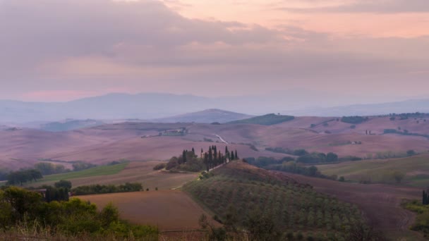 Zonsopgang tijd verstrijken van Toscane landschap in Italië — Stockvideo