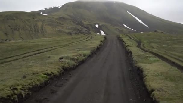 İzlanda 'daki Landmanalaugar' a giden toprak yolda arazi aracı sürüyor.. — Stok video