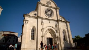 Hırvatistan 'ın Sibenik kentindeki St. James Katedrali' nde insanlar