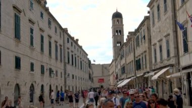 Dubrovnik Stradun Caddesi 'nde insanlar yürüyor.