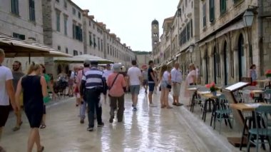 Dubrovnik Stradun Caddesi 'nde insanlar yürüyor.