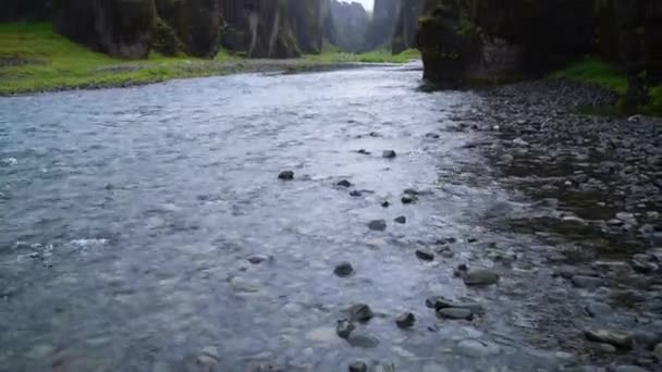 Einzigartige Landschaft von Fjadrargljufur in Island. — Stockvideo