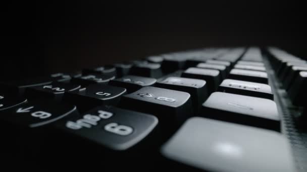 Vista de perto do teclado do computador. Macro foco suave dolly shot — Vídeo de Stock