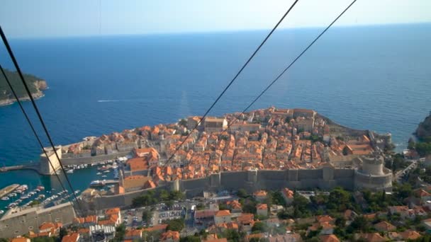 Hırvatistan 'ın Dubrovnik kentindeki teleferiğin manzarası — Stok video