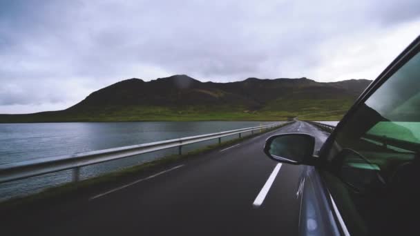 Touristin fährt mit Geländewagen in Island. — Stockvideo