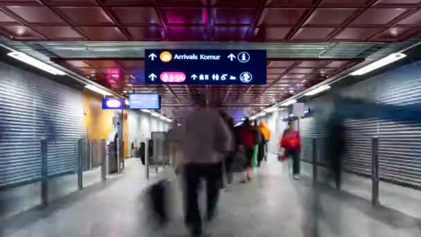 在国际机场行走的旅客的时间间隔. — 图库视频影像