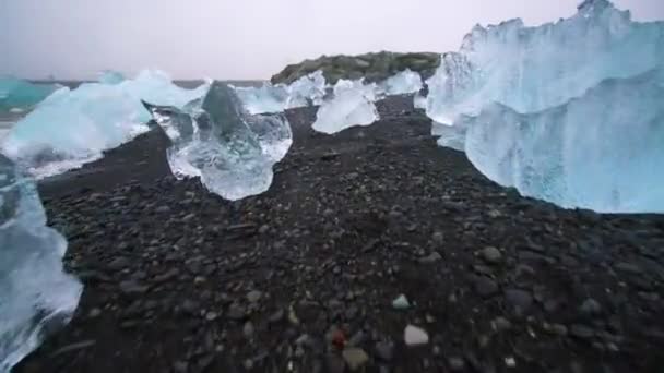 Ledovce na Diamond Beach na Islandu. — Stock video