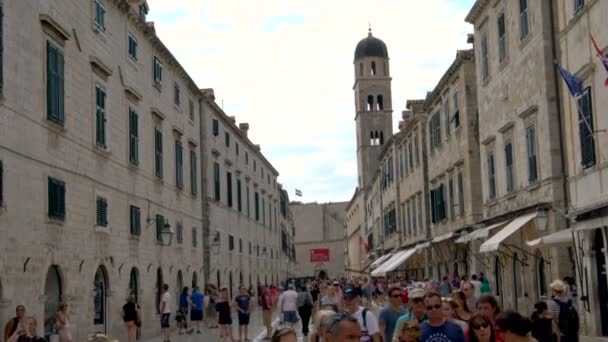 La gente camina en la calle Stradun de Dubrovnik. — Vídeo de stock