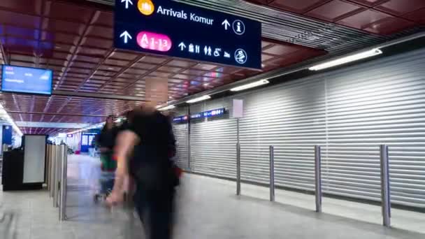 Time lapse di viaggiatori che camminano nell'aeroporto internazionale. — Video Stock