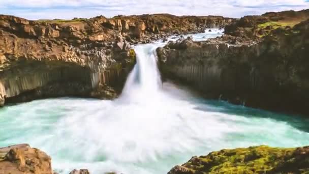 Images temporelles de la cascade de l'Aldeyjarfoss en Islande du Nord. — Video