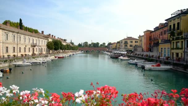 ペスキエーラ・デル・ガルダの港-ヴェネツィアの近くの町 — ストック動画