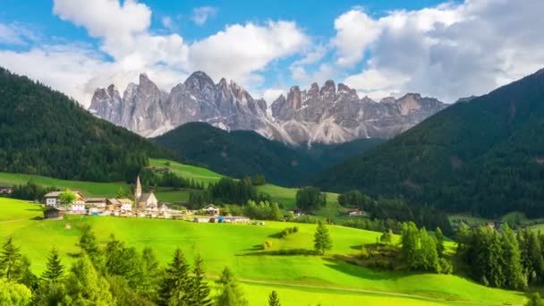 Zaman Hızı St Maddalena, Dolomitler İtalya Manzarası — Stok video
