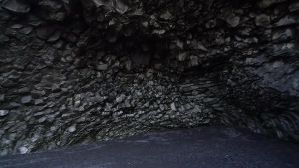 Cueva volcánica en la playa de Reynisdrangar, Vik, Islandia — Vídeo de stock