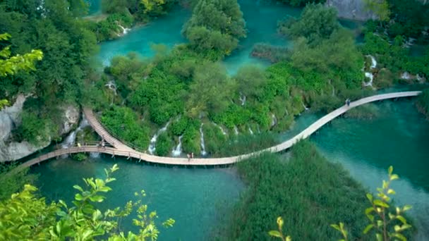 Boardwalk op de watervallen, Plitvice Meren, Kroatië — Stockvideo