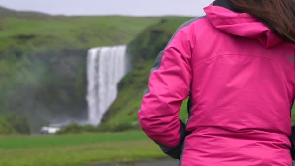 Viaggio in Islanda a Skogafoss Waterfall. — Video Stock