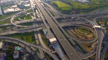 Yoğun Şehir Trafiği Süratli Otoyol Kavşağı 'nın Hava Görüntüsü