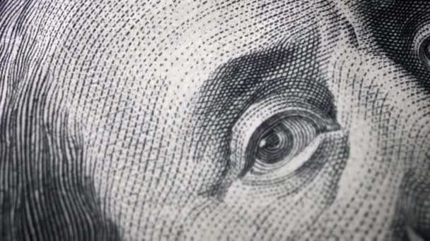 Amerikaans honderd dollar papieren bankbiljet in close-up macro-view dolly shot. — Stockvideo