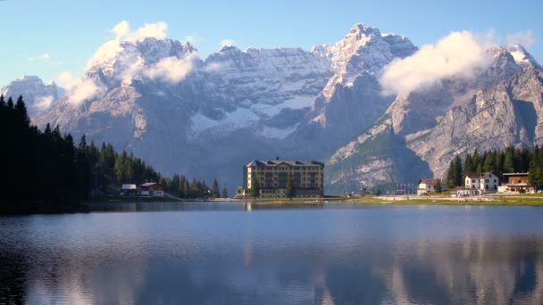 Jezioro Misurina z Dolomitami Góry we Włoszech — Wideo stockowe