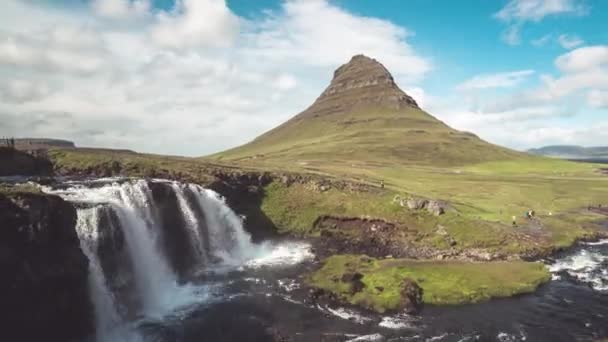 Időeltolódás felvételek Kirkjufell hegyi táj Izlandon nyáron. — Stock videók