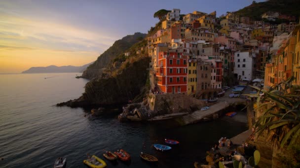 Riomaggiore, Cinque Terre, Ιταλία στο Sunset — Αρχείο Βίντεο