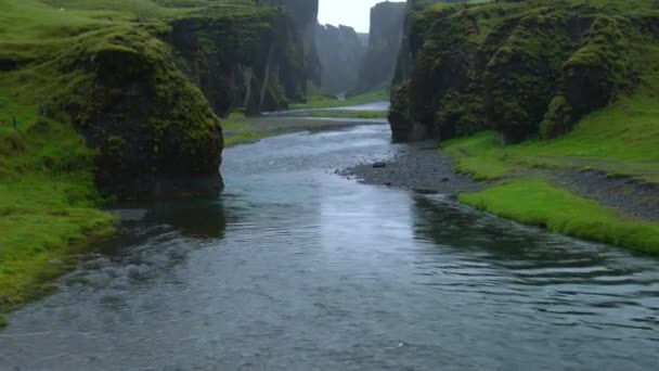 アイスランドのFjadrgljufurのユニークな風景. — ストック動画