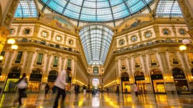 Milano 'daki Galleria Vittorio Emanuele II' de zaman atlaması