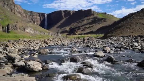 Vackra Hengifoss vattenfall på östra Island. — Stockvideo