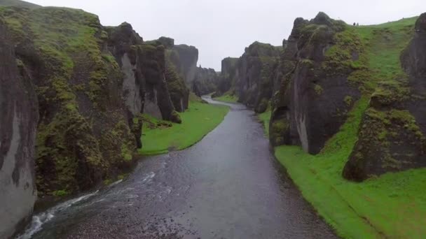 Einzigartige Landschaft von Fjadrargljufur in Island. — Stockvideo