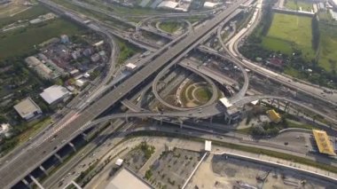 Yoğun Şehir Trafiği Süratli Otoyol Kavşağı 'nın Hava Görüntüsü