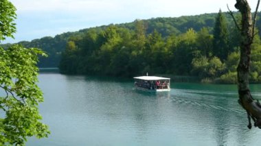 Turistler Hırvatistan 'ın Plitvice Göllerinde Tekneyle Seyahat Ediyor