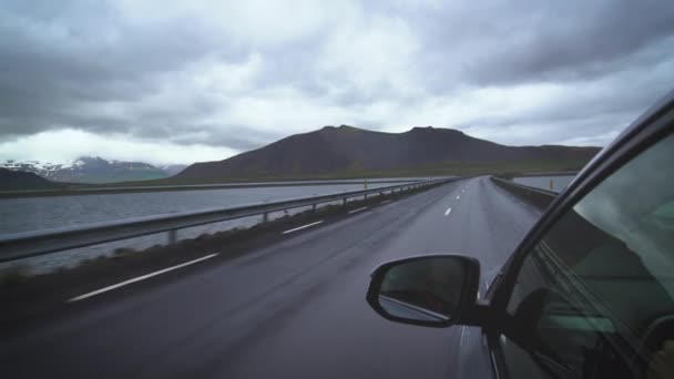 Žena turistické cestování autem SUV na Islandu. — Stock video