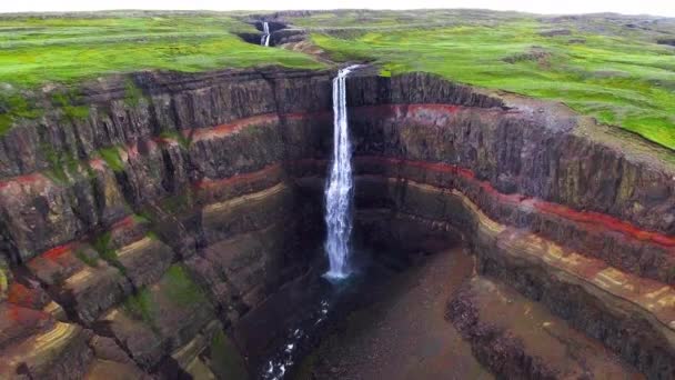 Drone luchtbeelden van de Aldeyjarfoss Waterval in Noord-IJsland. — Stockvideo