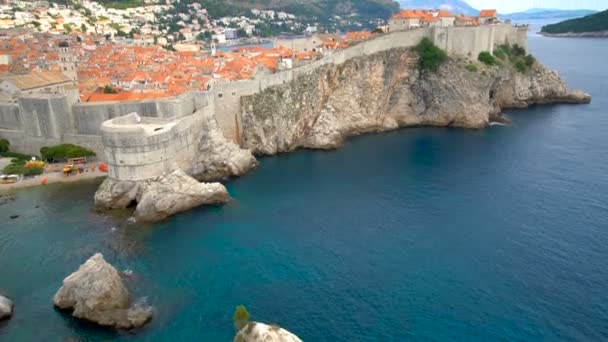 Hırvatistan 'ın Dubrovnik Eski Kenti' nin tarihi duvarı. — Stok video