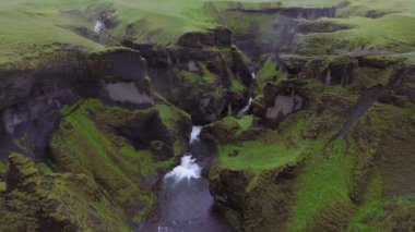 İzlanda 'daki eşsiz Fjadrargljufur manzarası.