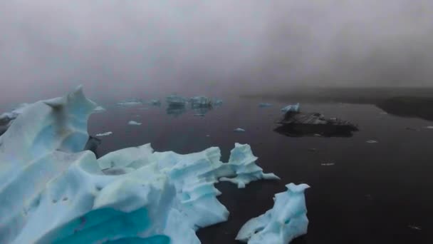 Widok z lotu ptaka na góry lodowe w lagunie lodowcowej Jokulsarlon na Islandii. — Wideo stockowe